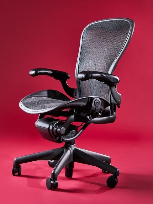 fauteuil de bureau sur fond rouge