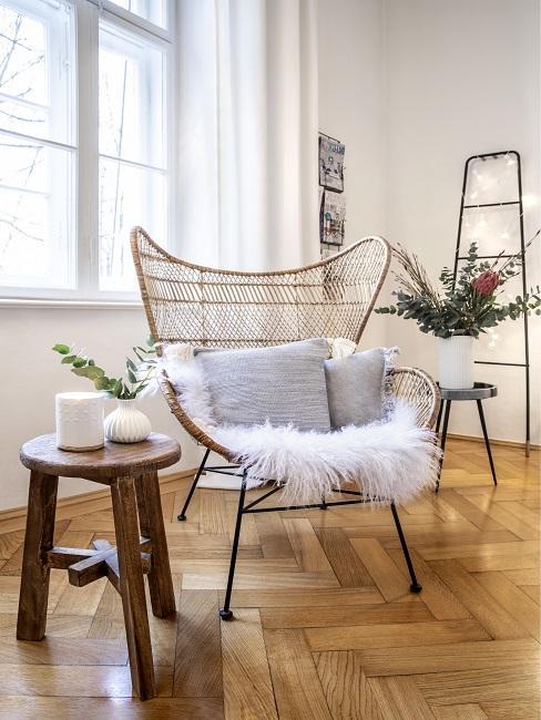 Tabouret décoratif et fauteuil dans une pièce épurée