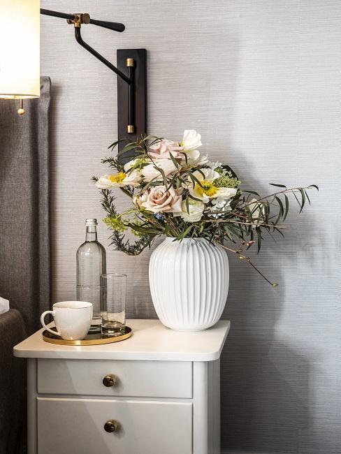 chambre romantique, table de nuit rétro et vase rétro avec fleurs sechées