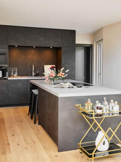 cuisine américaine noire au sol en parquet