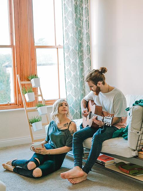 couple entrain de jouer de la musique