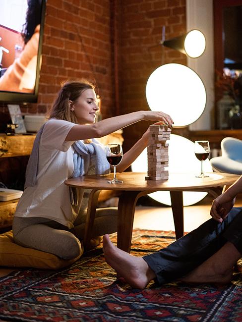 couple entrain de jouer à un jeu de société