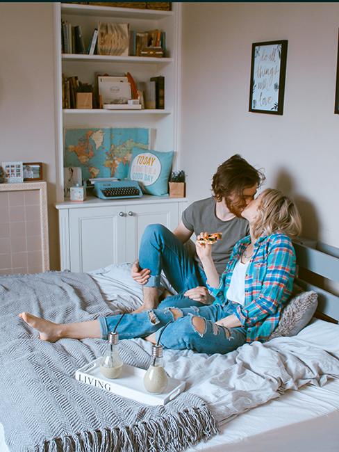 Couple passant un moment cocooning dans la chambre