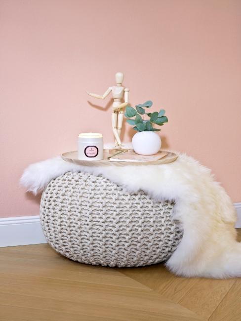 round-deco pouf rond avec petit tapis imitation peau de mouton mur rose