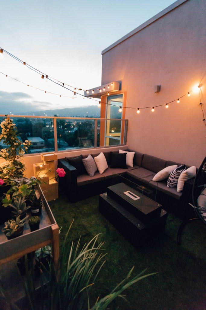 Jolie terrasse au coucher de soleil