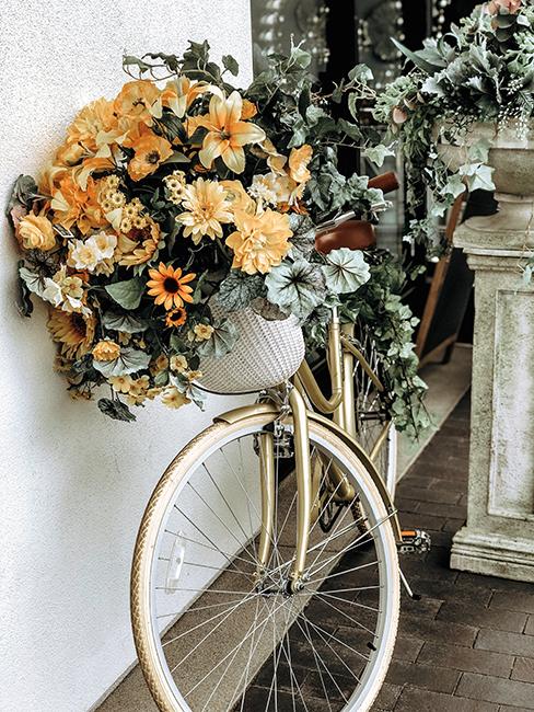 déco avec un vieux velo et des fleurs