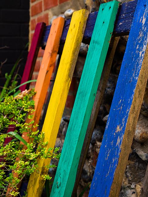 déco de jardin de recup avec palette repeinte en arc en ciel