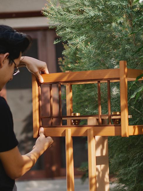 déco de jardin, personne entrain de faire une mangeoire à oiseaux en bois