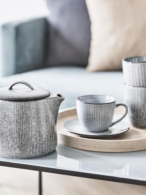 service de tasses en céramique gris clair avec théière