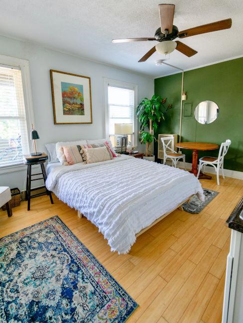 chambre vintage et naturelle avec plante et mur vert