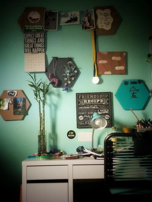 bureau avec mur vert