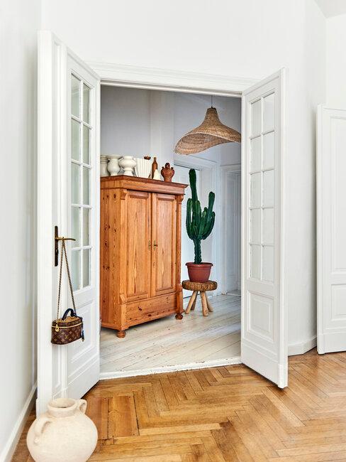 penderie en bois upcyclée