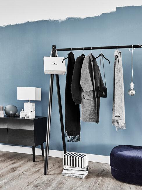 portemanteau noir sur fond bleu