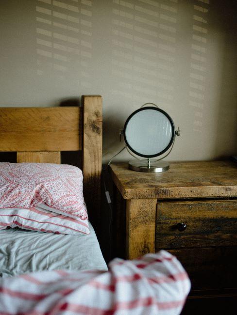 Chambre à coucher avec lit et table de chevet en bois brut