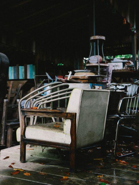 Ancien meuble dans un marché aux puces