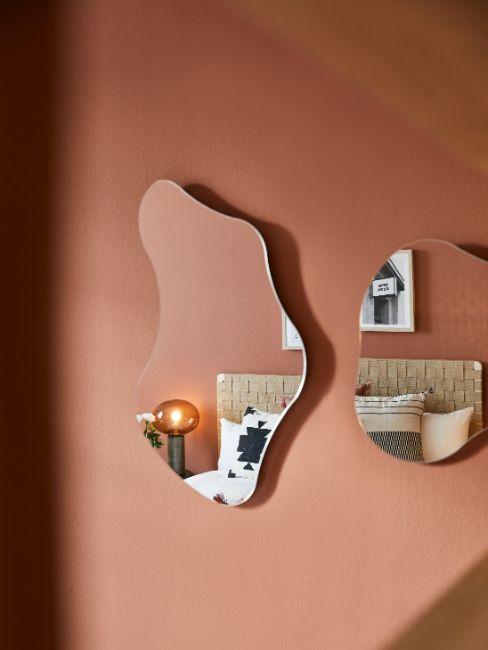 peinture terracotta, mur terracotta clair, miroir à courbes organiques