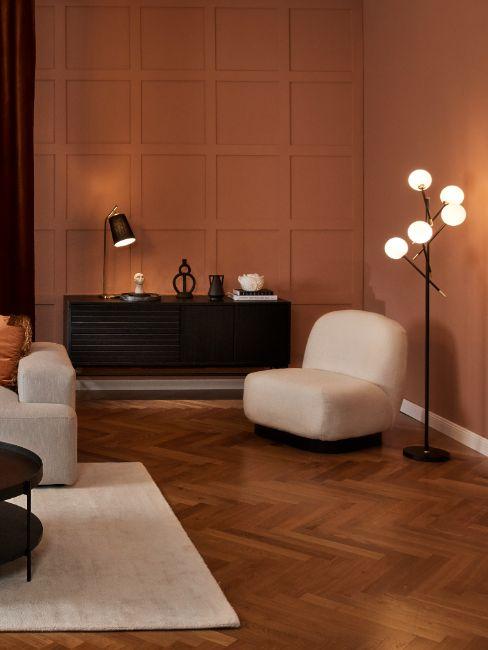 salon brun avec fauteuil crème