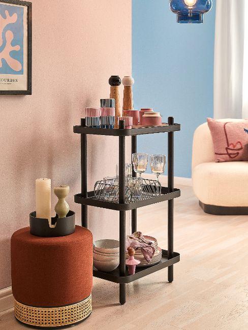 Salon beige et rose poudré, pouf terracotta