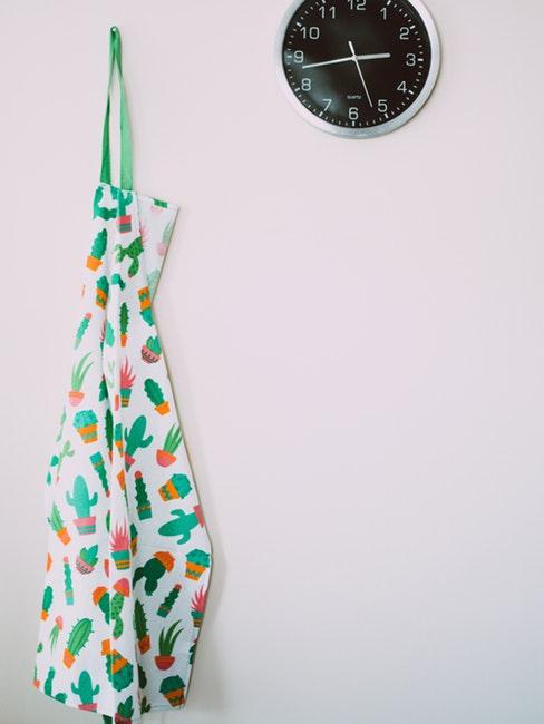 Mur blanc avec tablier multicolore et horloge noire