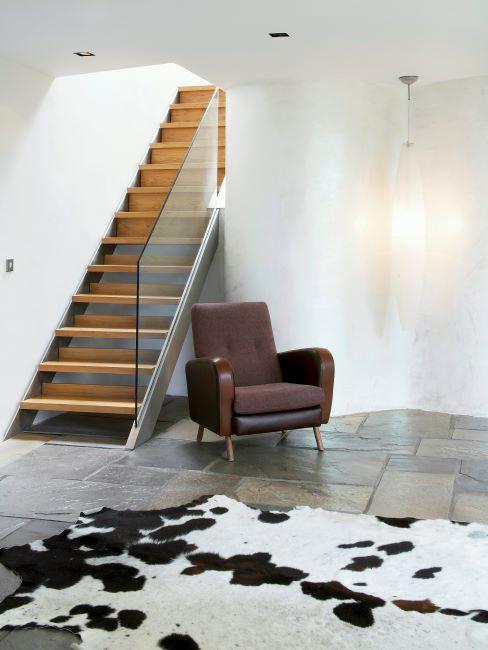 Cage d'escalier moderne avec fauteuil en cuir et tapis peau de vache