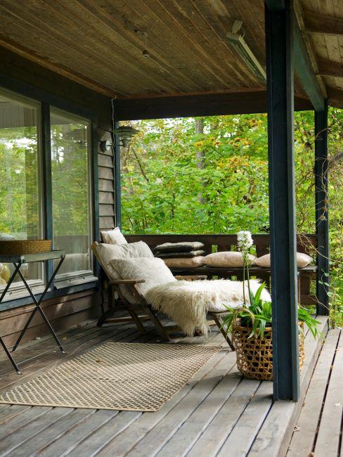 Peau de mouton sur transat Terrasse bois avec fauteuil extérieur avec peau de mouton