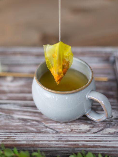 tasse avec sachet thé