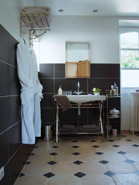 Salle de bain avec un mix de carrelage anthracite moderne et crème vintage