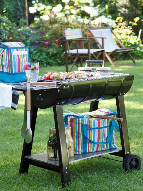 Barbecue noir et accessoires rayés multicolores