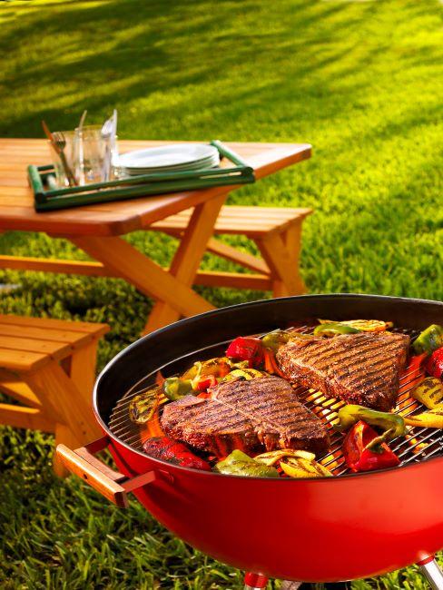 Table de jardin en bois et viande de barbecue