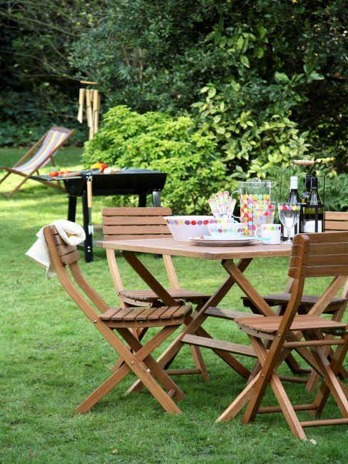 Table de jardin en bois dressée pour une garden party