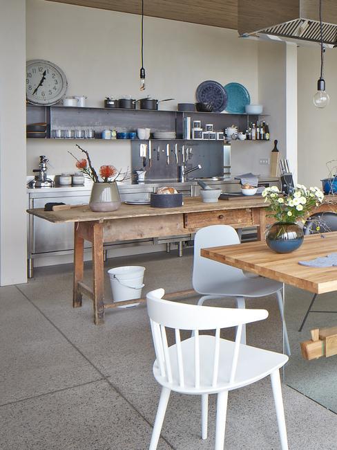 cuisine industrielle et rustique à la fois, table en bois massif, ampoule nue