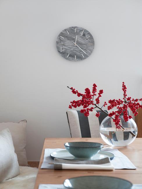 horloge grise dans cuisine