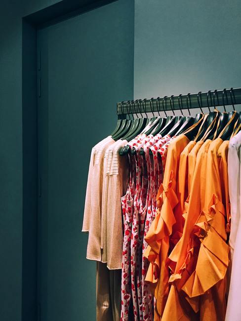 Tringle avec vetements femme