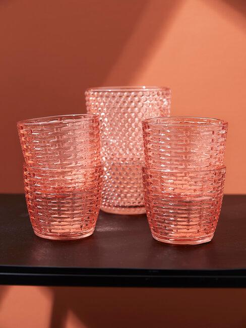 verres transparents rosés dans ambiance terracotta