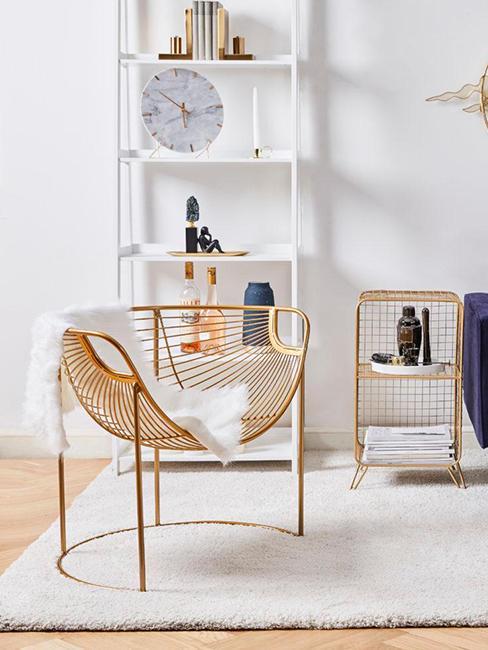 horloge dans salon posée sur une étagère avec fauteuil en métal doré