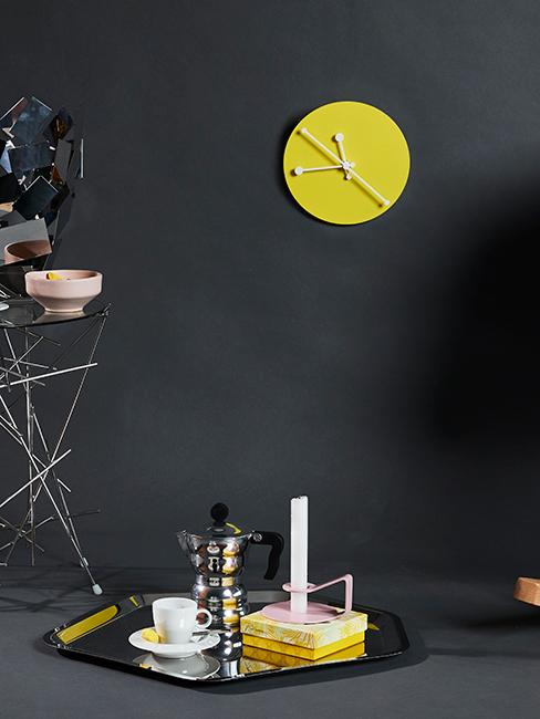 horloge murale jaune accrochée sur un mur gris foncé
