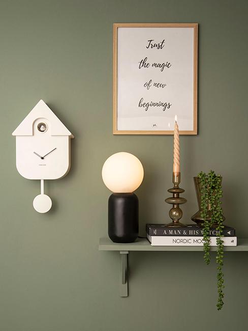 horloge murale coucou accrochée sur mur vert