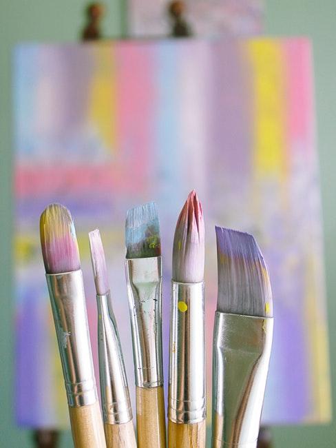 Zoom sur des pinceaux avec peinture pastel