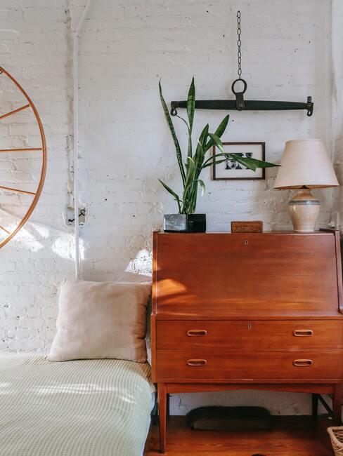 mur en briques blanches et meuble vintage