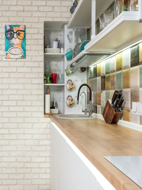 cuisine avec mur de briques blanches