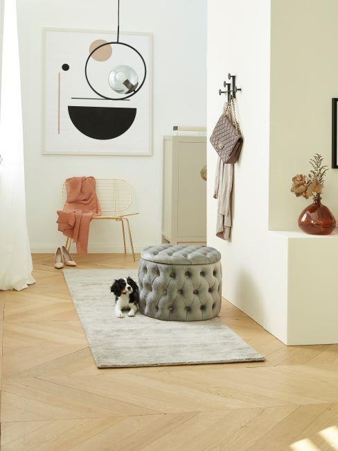 couloir avec pouf rond