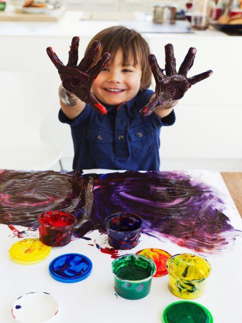 Enfant pendant un atelier de peinture