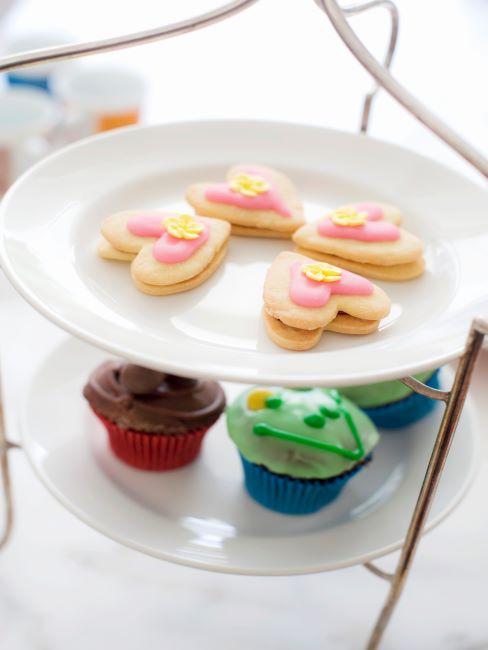 Présentoir à desserts en porcelaine blanche avec gâteaux et cupcakes