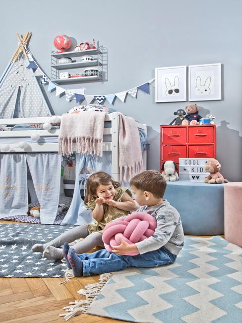 Westwing_Brand-Awareness-Campaign_Kids_FINAL_06-1 deux petits enfants qui rigolent ensemble dans une salle de jeux
