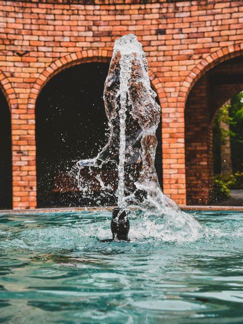 Grande fontaine dans une cour intérieure