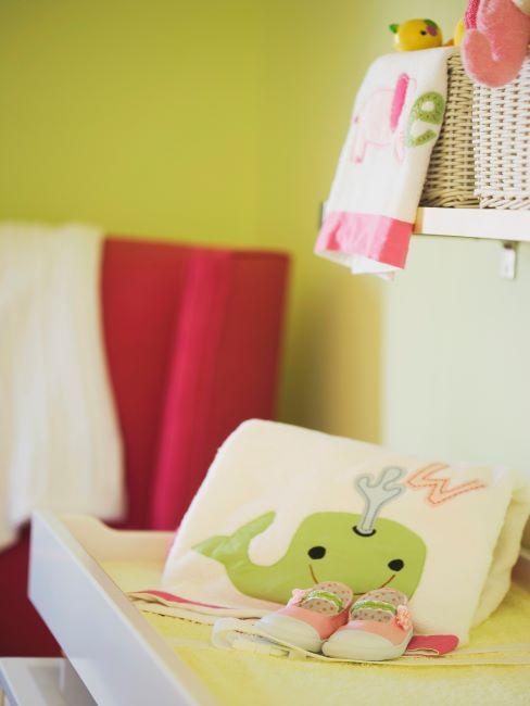 Chambre de bébé aux murs verts avec matelas à planger