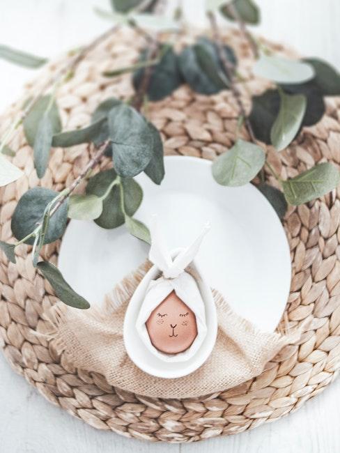 Œuf déguisé en lapin de Pâques