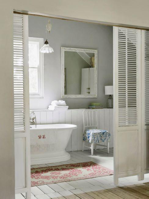 salle de bain blanche rétro