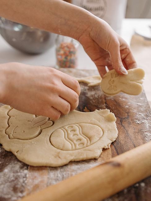 personne entrain de réaliser des sablés