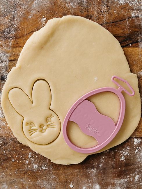 pâte à biscuit avec emporte pièce lapin